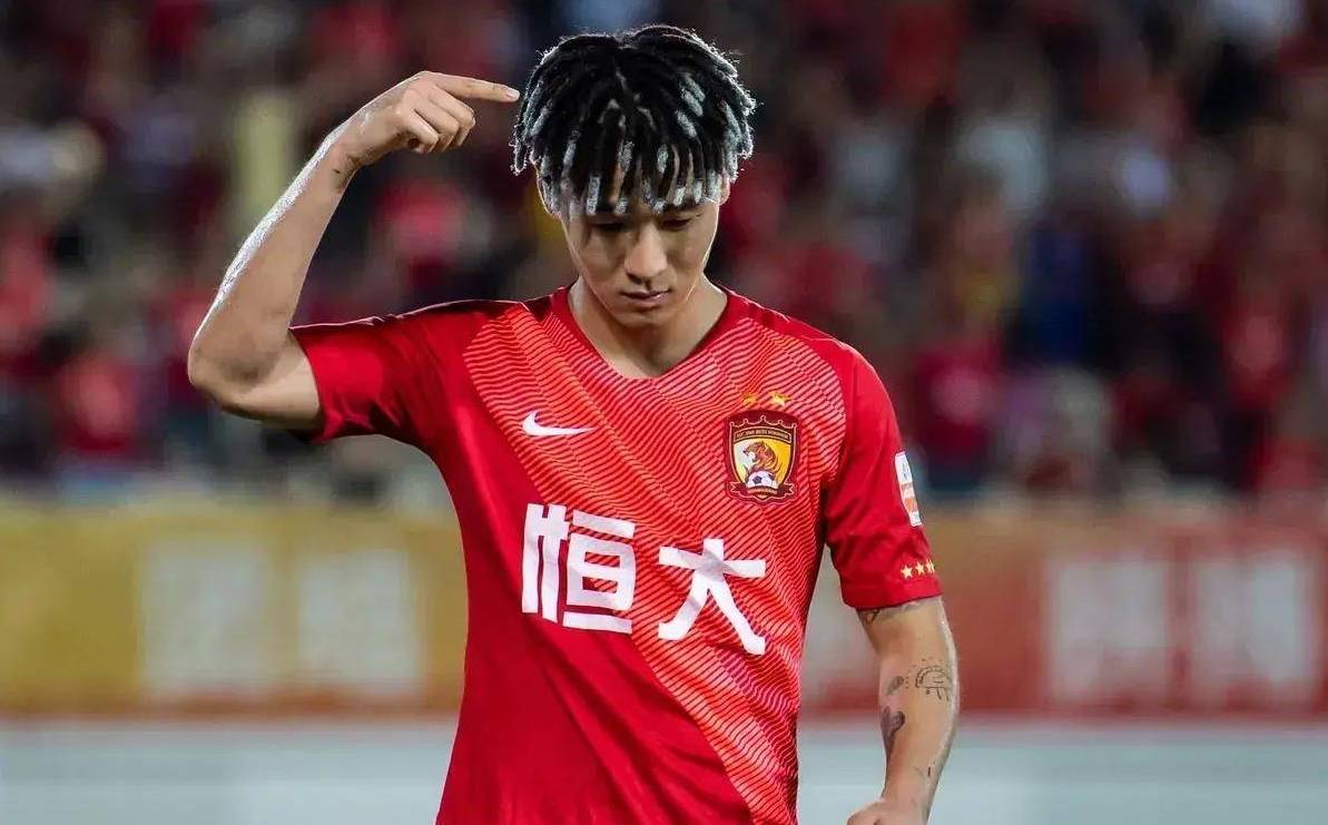 包含赛前紧张气氛透露悬念，双方斗志昂扬的词条