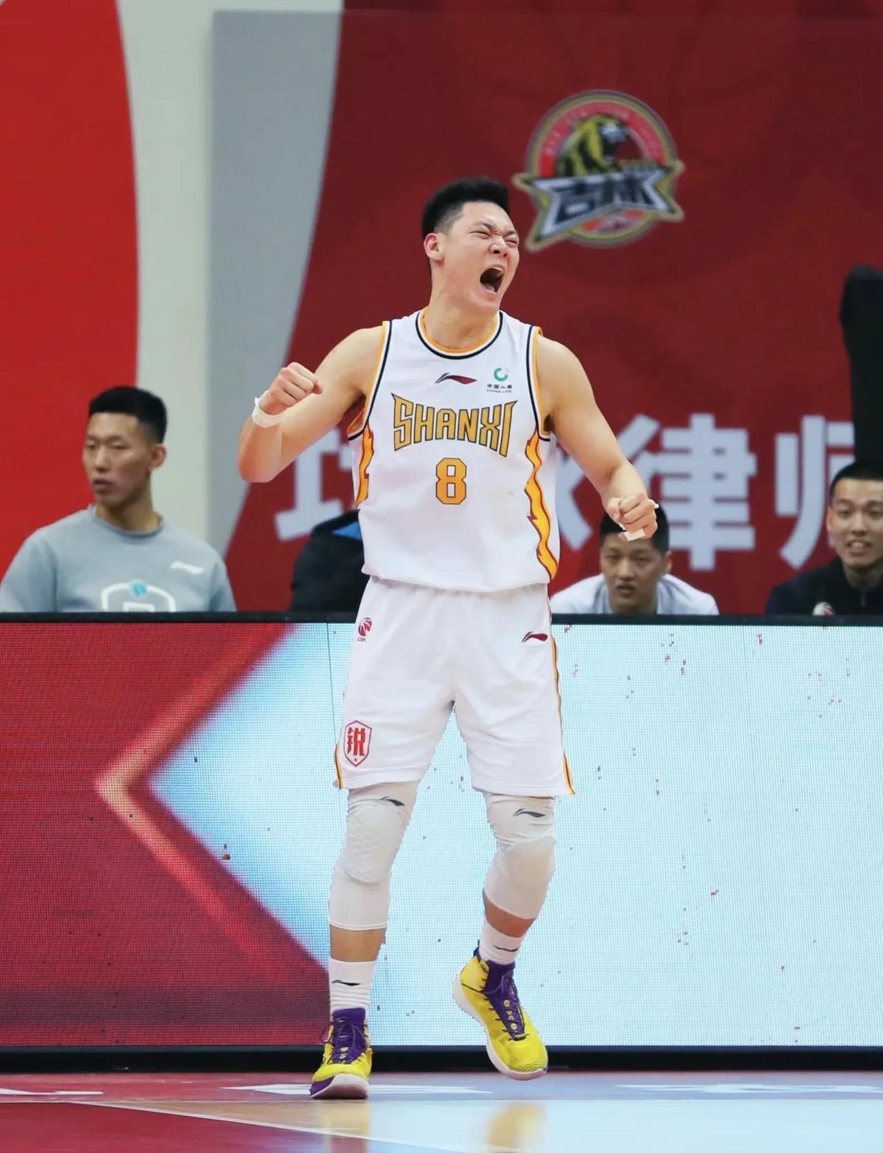 CBA东部四强战地铁区大鹏展翅