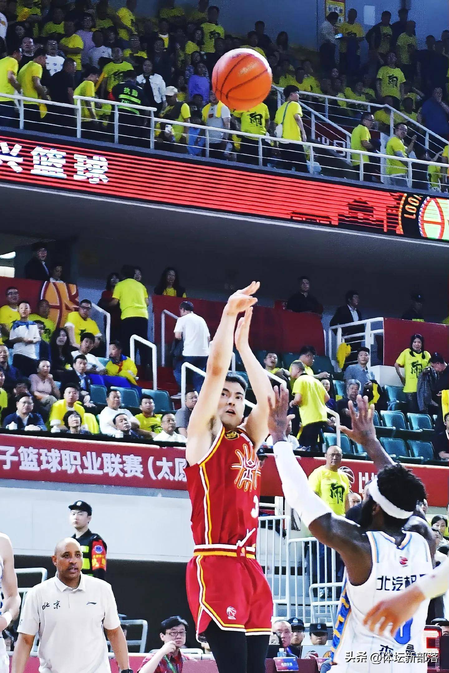 包含中国篮球职业联赛的比拼再次激起球迷的热情的词条