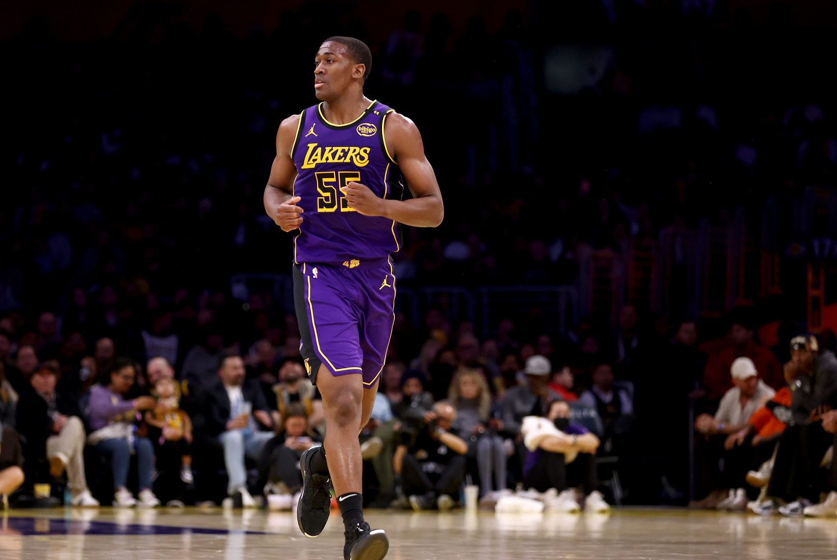 NBA湖人队表现出色，取得五连胜