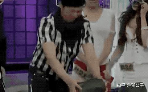 看客们陶醉在球场上，疯狂的欢呼声传遍全场！